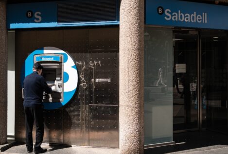 BBVA planea despedir a un tercio de la plantilla del Sabadell y cerrar una de cada tres oficinas