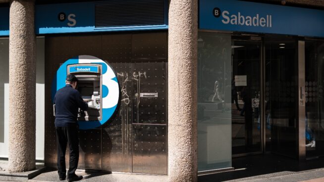 BBVA planea despedir a un tercio de la plantilla del Sabadell y cerrar una de cada tres oficinas