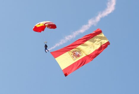 El espectacular salto en paracaídas ante Felipe VI en el desfile del Día de las Fuerzas Armadas