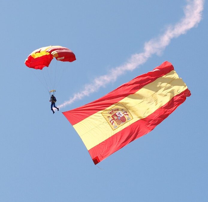 El espectacular salto en paracaídas ante Felipe VI en el desfile del Día de las Fuerzas Armadas
