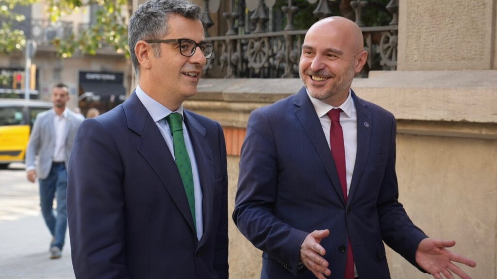 El ministro de presidencia Félix Bolaños, junto al delegado del Gobierno e Cataluña, Carlos Prieto