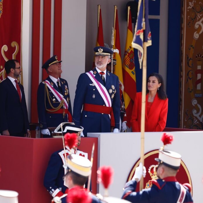 'Vivas' a los Reyes y pitos a Robles en el desfile por el Día de las Fuerzas Armadas en Oviedo