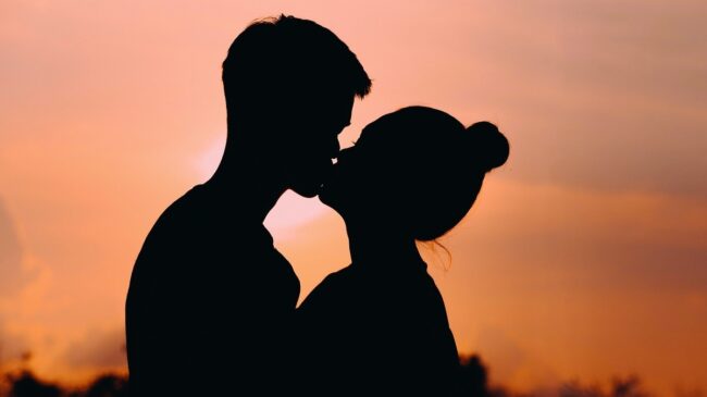 ¿Por qué el primer beso nunca se olvida? Así funciona la memoria autobiográfica
