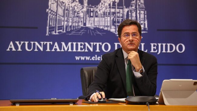 El alcalde de El Ejido muestra su «rechazo» a alojar inmigrantes de Canarias en un hotel