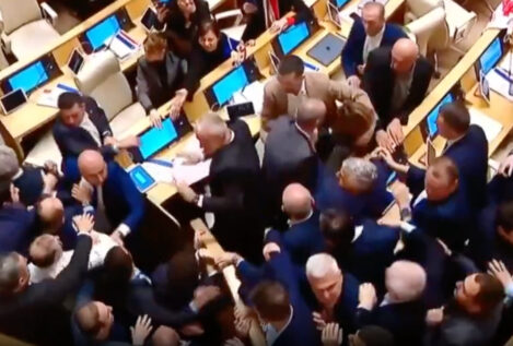 Trifulca entre diputados en Georgia durante la aprobación de la ley de agentes extranjeros