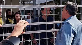 Un hombre increpa a Pablo Iglesias e Irene Montero a las puertas de los juzgados: «Sois unos miserables»