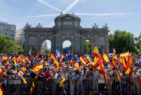 En directo | Miles de personas protestan contra la amnistía: «Aquí está España y la democracia»