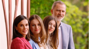 Felipe y Letizia posan con sus hijas 20 años tras su boda: qué esconden las inéditas imágenes