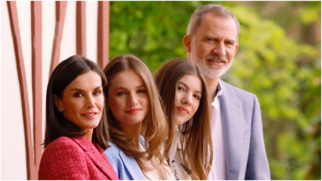 Felipe y Letizia posan con sus hijas 20 años tras su boda: qué esconden las inéditas imágenes