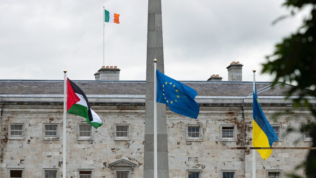 Detenido un hombre por intentar arrancar la bandera palestina del Parlamento irlandés
