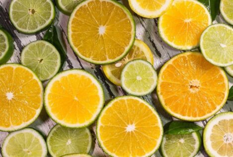 ¿Es saludable tomar agua con limón en ayunas?