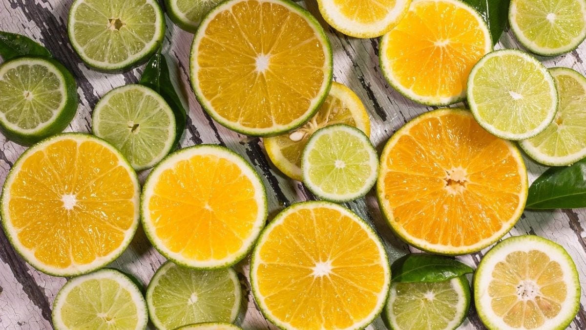 ¿Es saludable tomar agua con limón en ayunas?