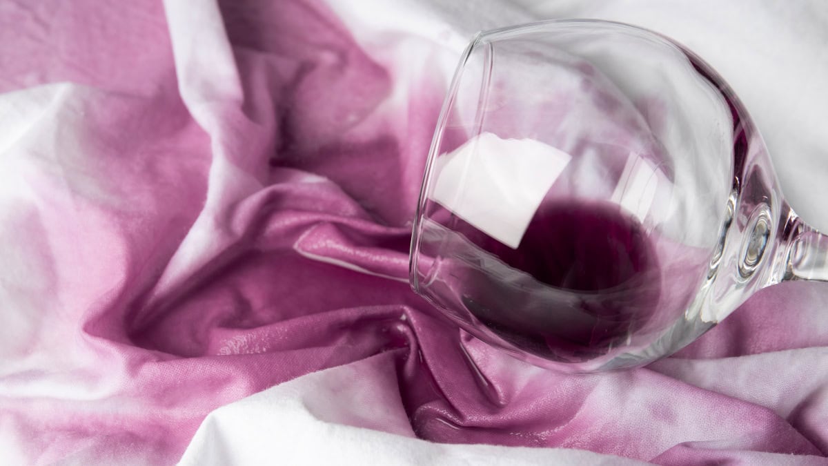 Los ocho trucos para quitar las manchas de vino en la ropa