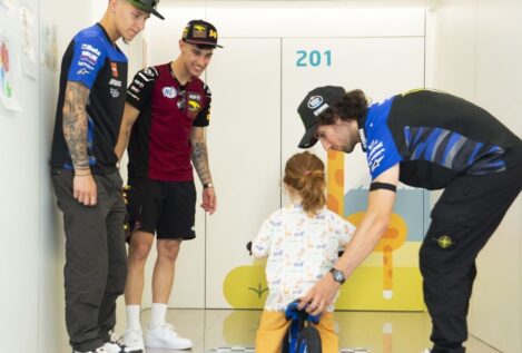 Pilotos de MotoGP y Moto2 visitan el Hospital Universitari Dexeus