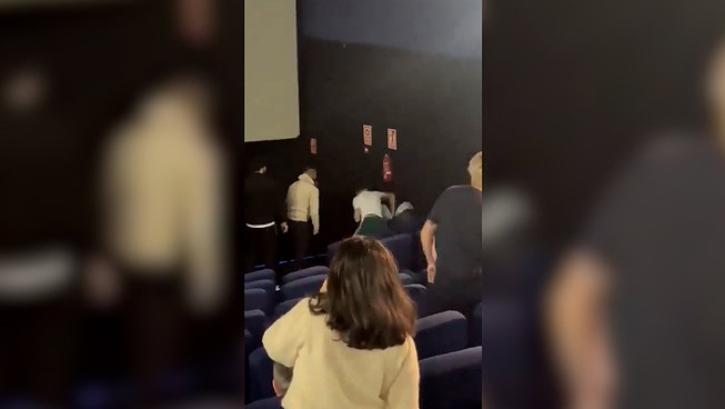 Pelea en una sala de cine en mitad de una película