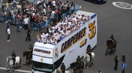 Miles de personas abarrotan la plaza de Cibeles para celebrar la 36º Liga del Real Madrid