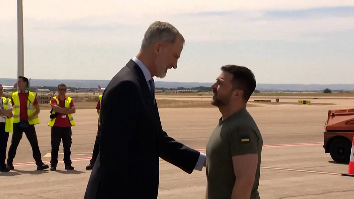 El rey Felipe VI recibe a Zelenski en el aeropuerto de Barajas en su primera visita oficial a España