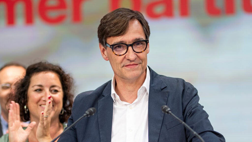 Salvador Illa comparece sonriente tras su victoria en las elecciones catalanas.