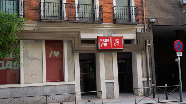 El PSOE estrena ropa en su web: «Si eres zurdo, zurda, rojo o roja reivindica tus ideas y lúcelas»