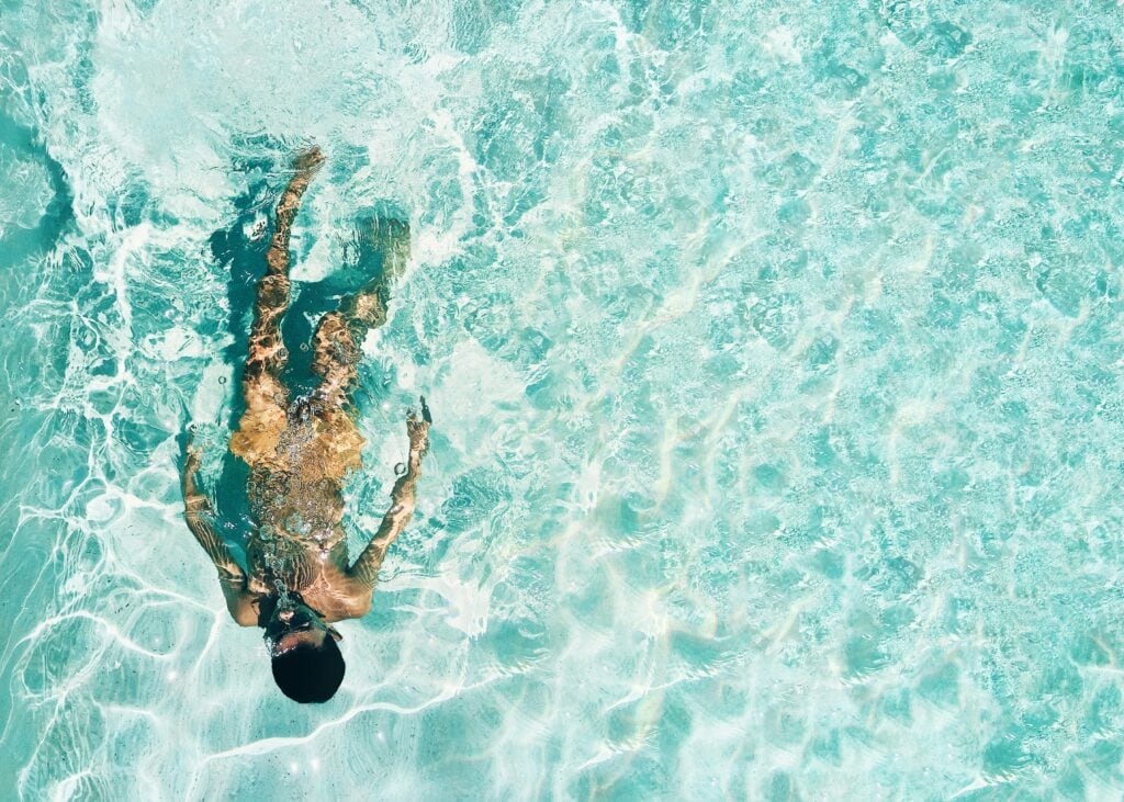 Una mujer bañándose en una piscina privada