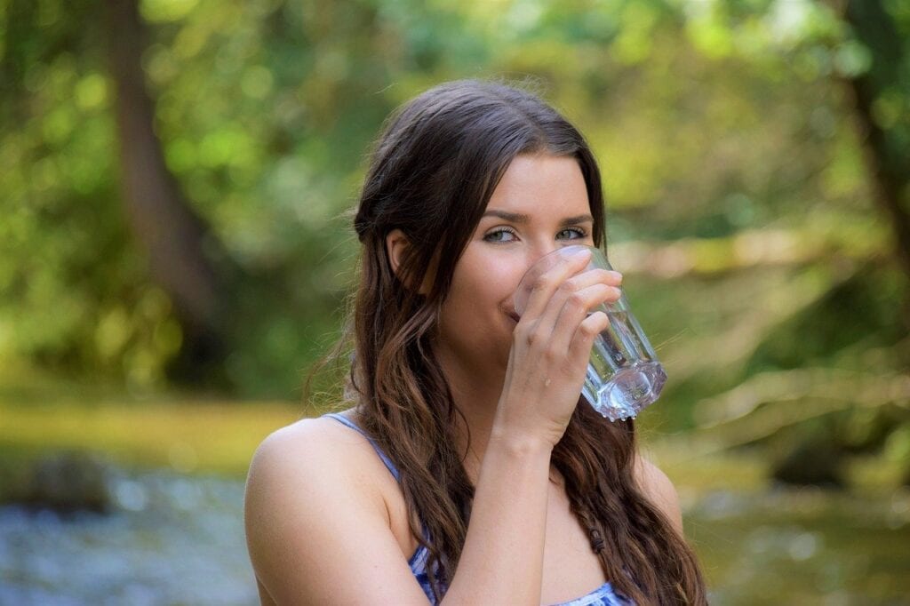 Mujer bebiendo agua