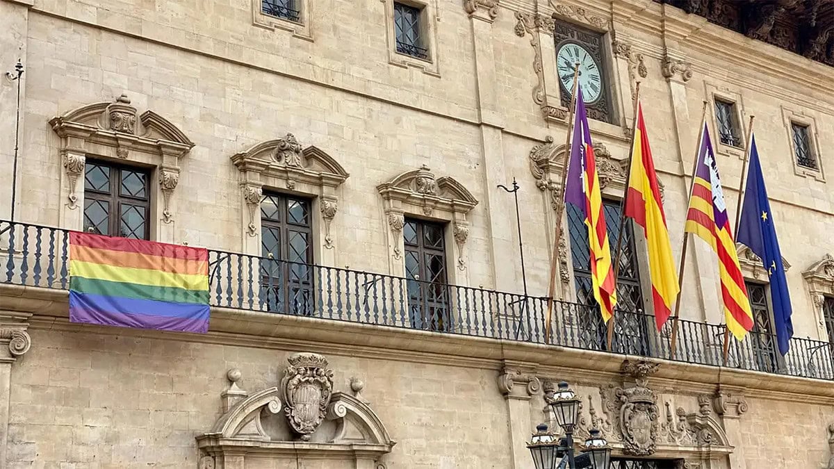 El PP balear ‘traiciona’ a Vox y pacta con el PSOE colgar la bandera LGTB en el Parlament