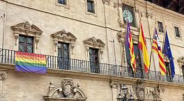 El PP balear 'traiciona' a Vox y pacta con el PSOE colgar la bandera LGTB en el Parlament