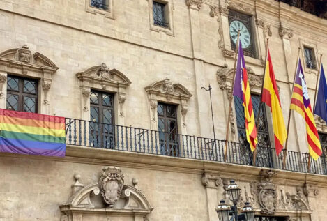 El PP balear 'traiciona' a Vox y pacta con el PSOE colgar la bandera LGTB en el Parlament