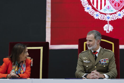El Gobierno rectifica: Robles acompañará al Rey en su visita a las tropas en Letonia