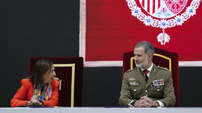 El Gobierno rectifica: Robles acompañará al Rey en su visita a las tropas en Letonia
