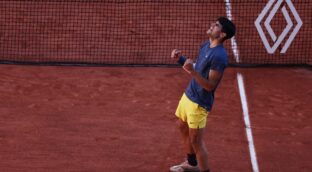 Alcaraz remonta a Sinner y se mete en la final de Roland Garros