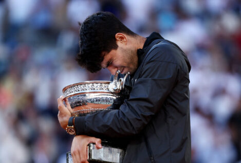 Alcaraz tira de épica para cubrirse de gloria en Roland Garros a costa de un duro Zverev