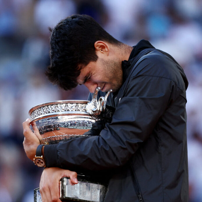 Alcaraz tira de épica para cubrirse de gloria en Roland Garros a costa de un duro Zverev