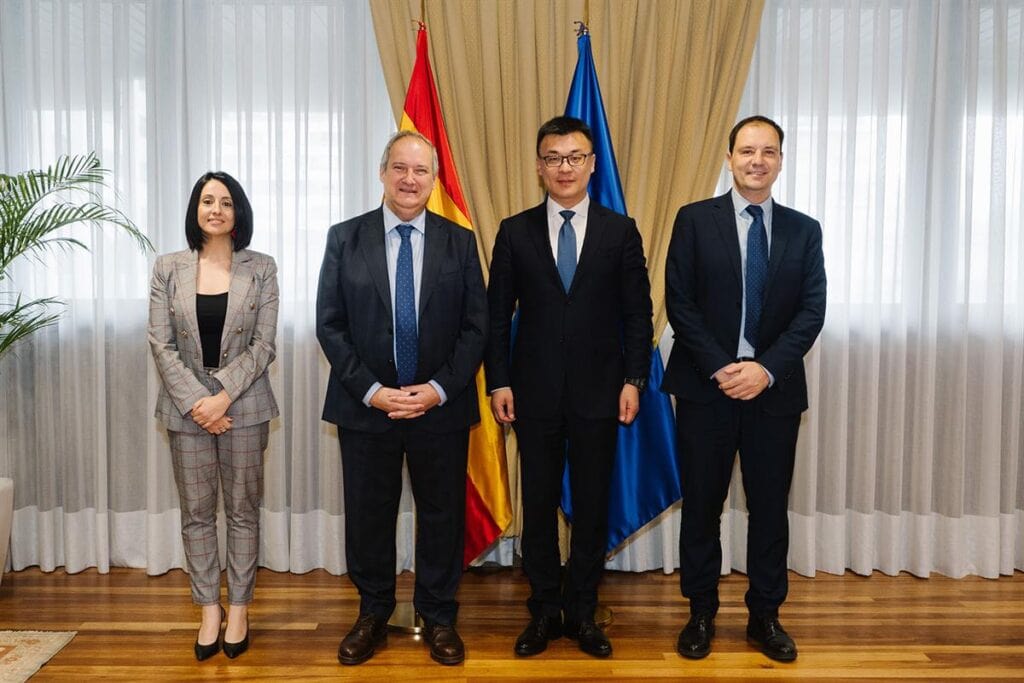 Reunión de Jordi Hereu con los representantes del fabricante de coches eléctricos chino, Chery, donde les instó a participar en el PERTE VEC Y en el reparto de fondos europeos.