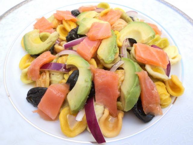 Ensalada de pasta con salmón y aguacate. 
iStock