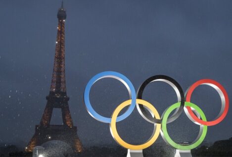 La Torre Eiffel de fondo y los anillos olímpicos, Paris. EFE