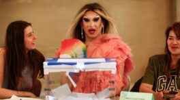 Votación exprés, la ‘drag queen’, el DNI de Sánchez y el micro de Feijóo, anécdotas del 9-J