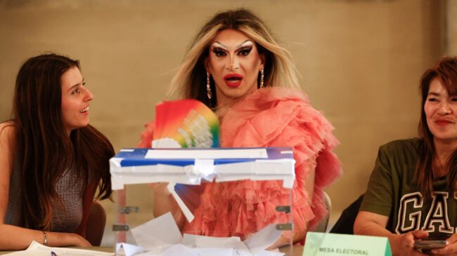 Votación exprés, la ‘drag queen’, el DNI de Sánchez y el micro de Feijóo, anécdotas del 9-J