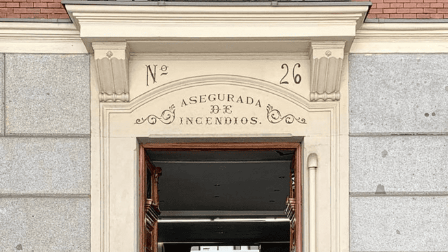 «Asegurada de incendios»: el origen de la placa que lucen muchos edificios de Madrid