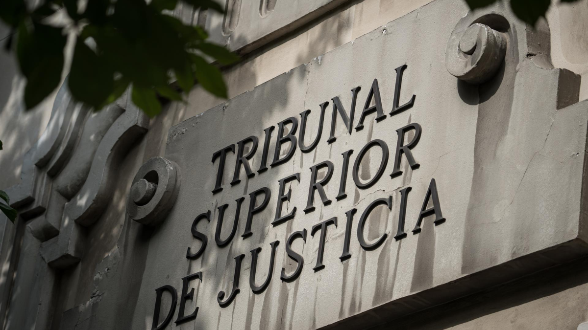 Suspendida la citación de los dos fiscales investigados por la querella del novio de Ayuso