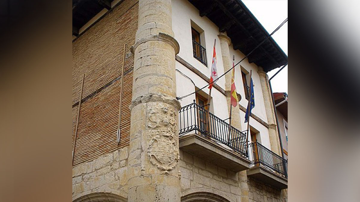 Queman la bandera de España y colocan una ikurriña en el ayuntamiento de Treviño (Burgos)