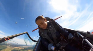 La cabina de la piloto holandesa Narine Melkumjan se abre por completo en pleno vuelo