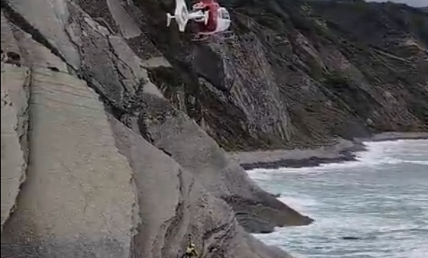 Espectacular rescate en helicóptero a una mujer atrapada por la marea en Guipúzcoa