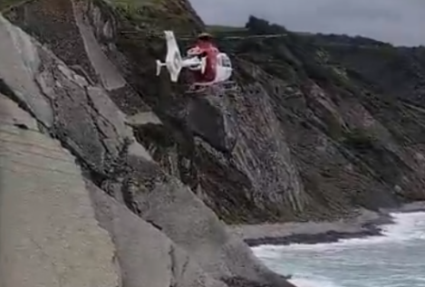 Espectacular rescate en helicóptero a una mujer atrapada por la marea en Guipúzcoa