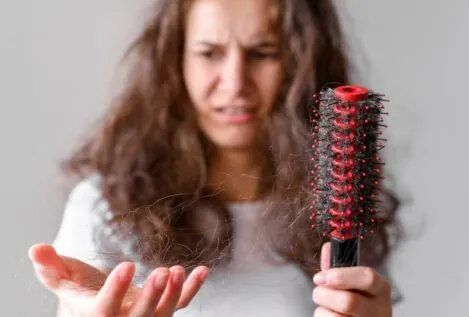 ¿Qué debo hacer para detener la caída del cabello?