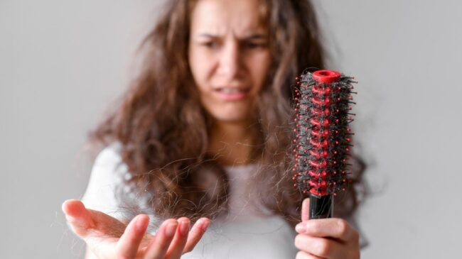 ¿Qué debo hacer para detener la caída del cabello?