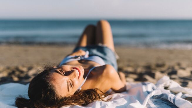 Así debes cuidar tu piel después de bañarte en la piscina o en la playa