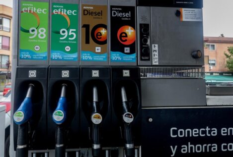 El precio del diésel y el de la gasolina tocan un nuevo mínimo anual a las puertas del verano
