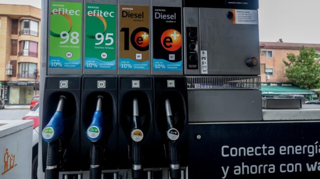 El precio del diésel y el de la gasolina tocan un nuevo mínimo anual a las puertas del verano