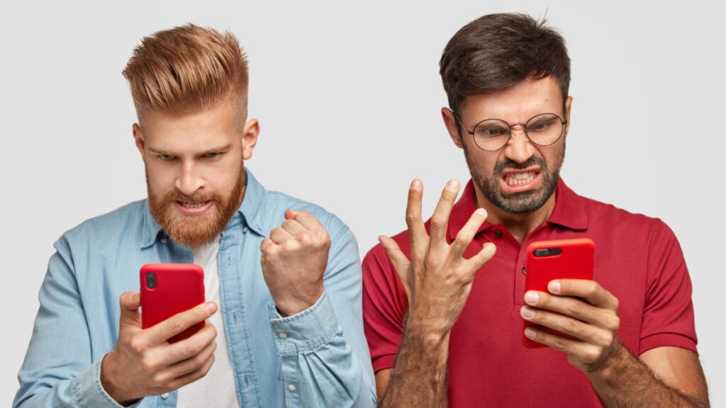 Dos hombres enfadados por discutir online